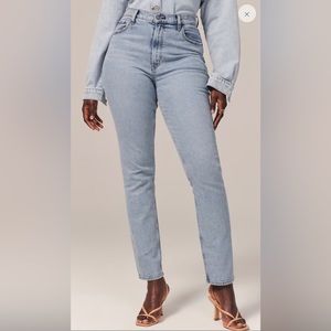 Abercrombie Women’s Curve Love Ultra High Rise 90s Slim Straight Jean
